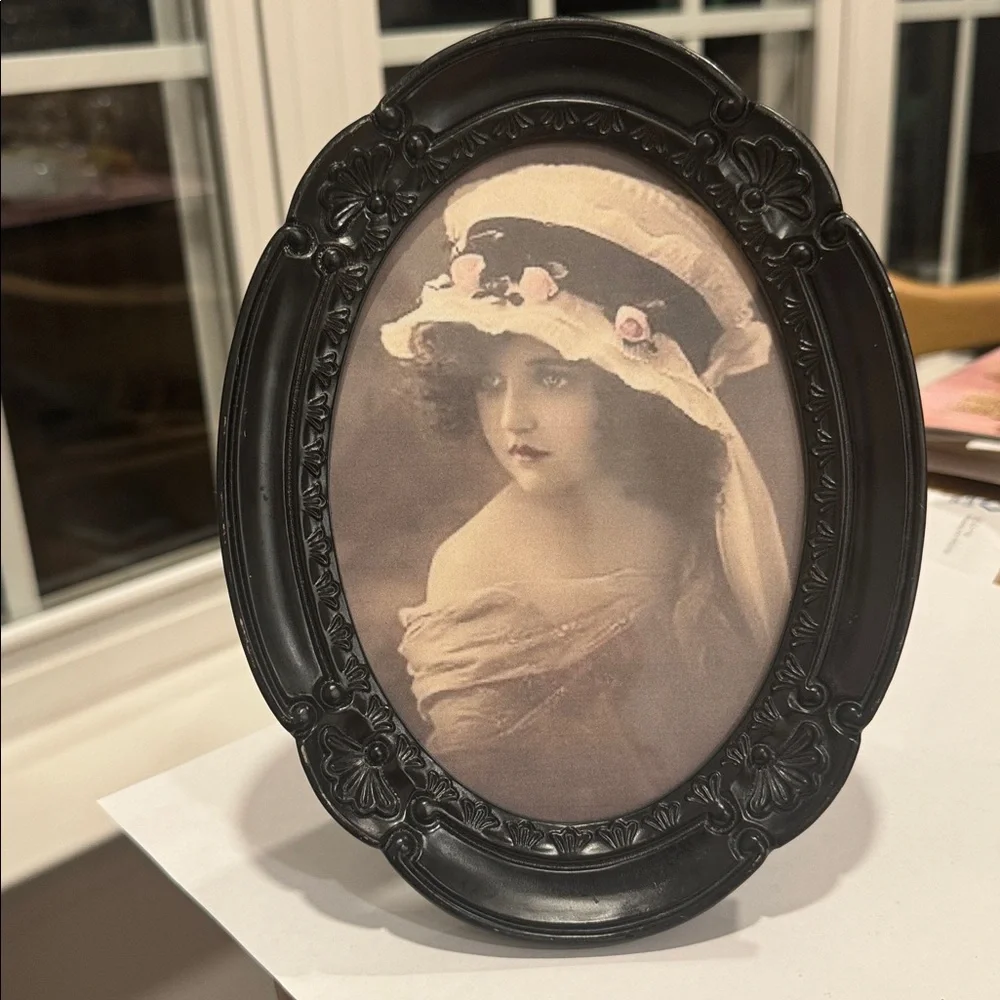 Vintage |Decorel Heirloom Oval  Black Color Ornate Photo Frame For 5”x7” Photos,